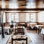 Hotel Logis Restaurant Au Lion Rouge 3*