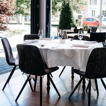 Hotel Logis Restaurant Au Lion Rouge 3*