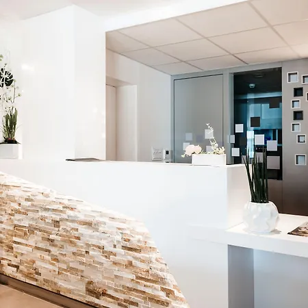 Hotel Logis Restaurant Au Lion Rouge 3*