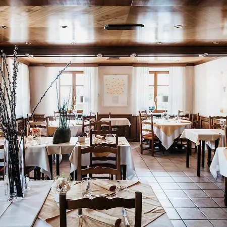 호텔 Logis Restaurant Au Lion Rouge 3*