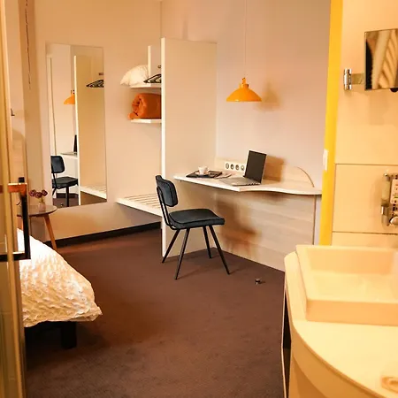 Hotel Logis Restaurant Au Lion Rouge 3*