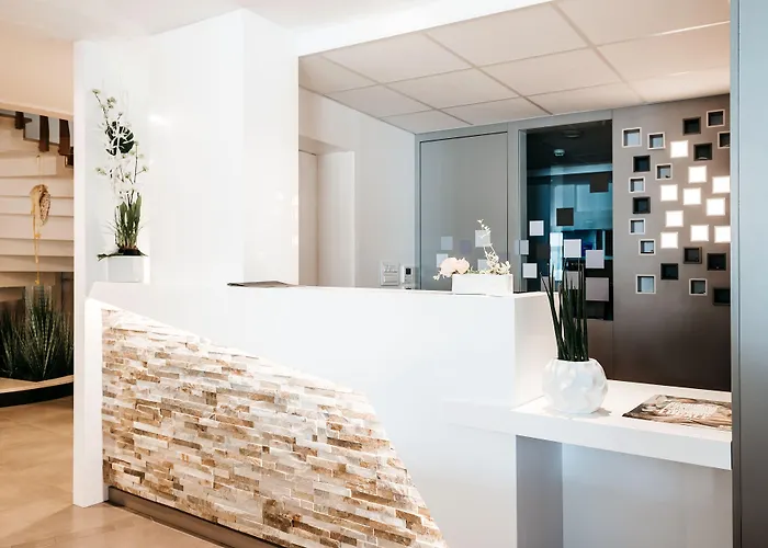 Hotel Logis Restaurant Au Lion Rouge 3*