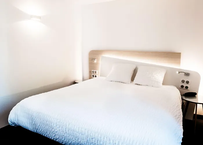 Hotel Logis Restaurant Au Lion Rouge 3*